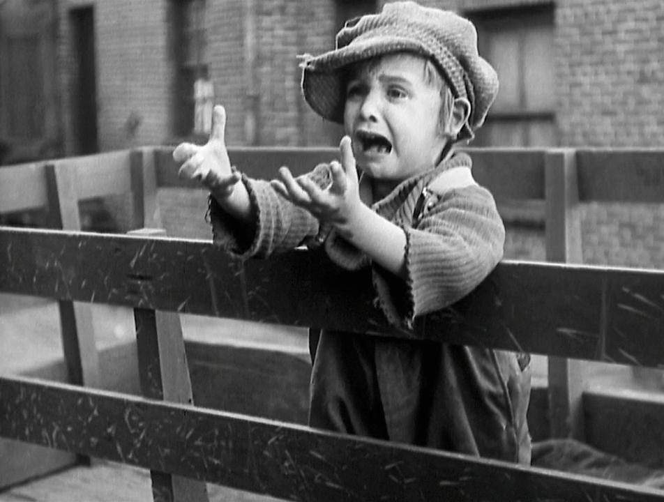 The Kid (o garoto) é um filme mudo americano lançado em 1921, dirigido e estrelado por Charles Chaplin: um olhar crítico, ingênuo e "fofo" sobre a cultura da exclusão. O que mudou hoje?