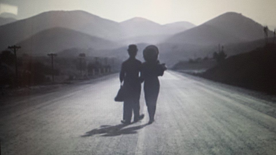 consoante (sobre amar cinema e poesia) homenageia as letras e o cinema. Na imagem temos a cena final de Tempos Modernos (1936), de Charles Chaplin.