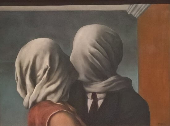 Fôlego é um poema sobre um beijo. Os amantes II (1928), de René Magritte (1898-1967), é uma pintura surrealista sobre dois amantes que se beijam, mas ambos estão com os rostos cobertos por capuzes brancos.